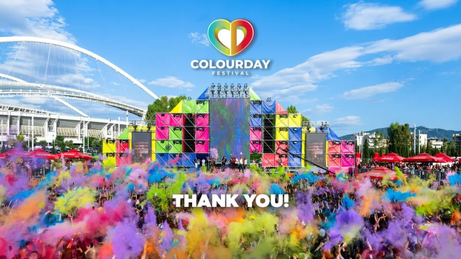 Πλήθος κόσμου πετάει χρωματιστή σκόνη στο Colourday Festival.