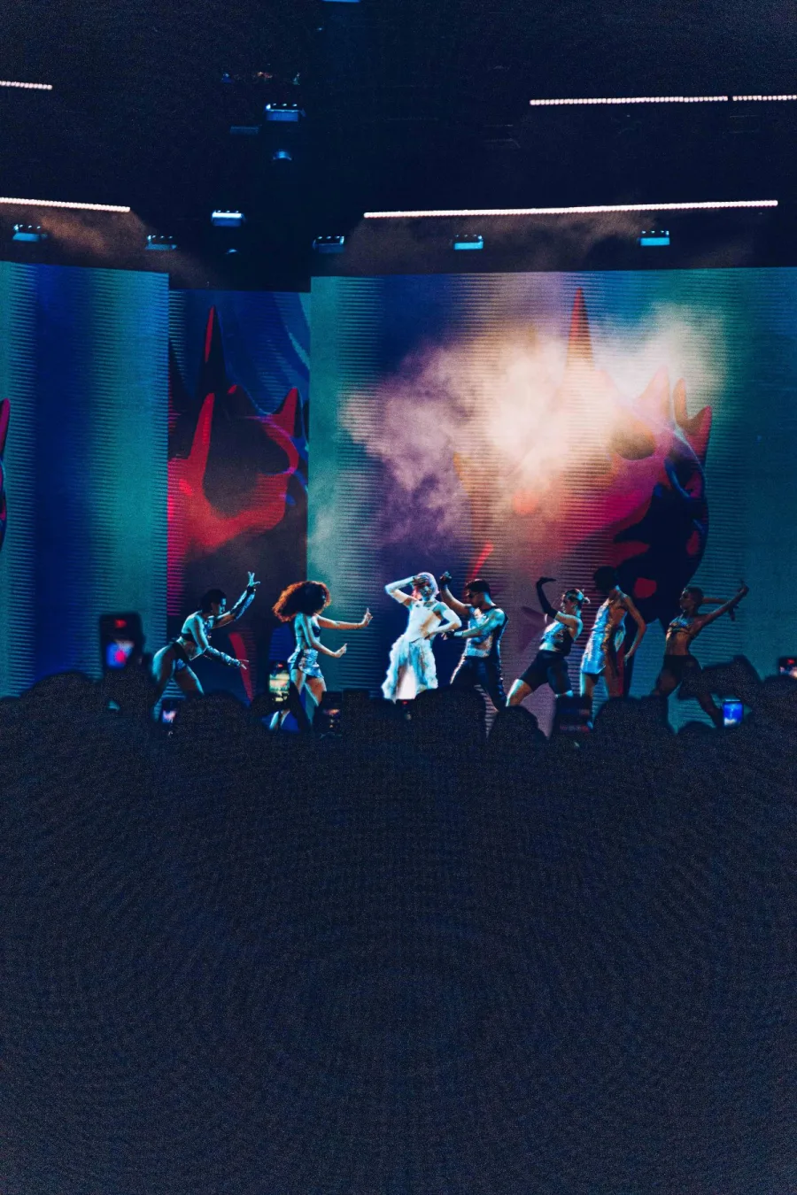 Η Τάμτα στη σκηνή των Mad VMA 2023 με χορευτές.