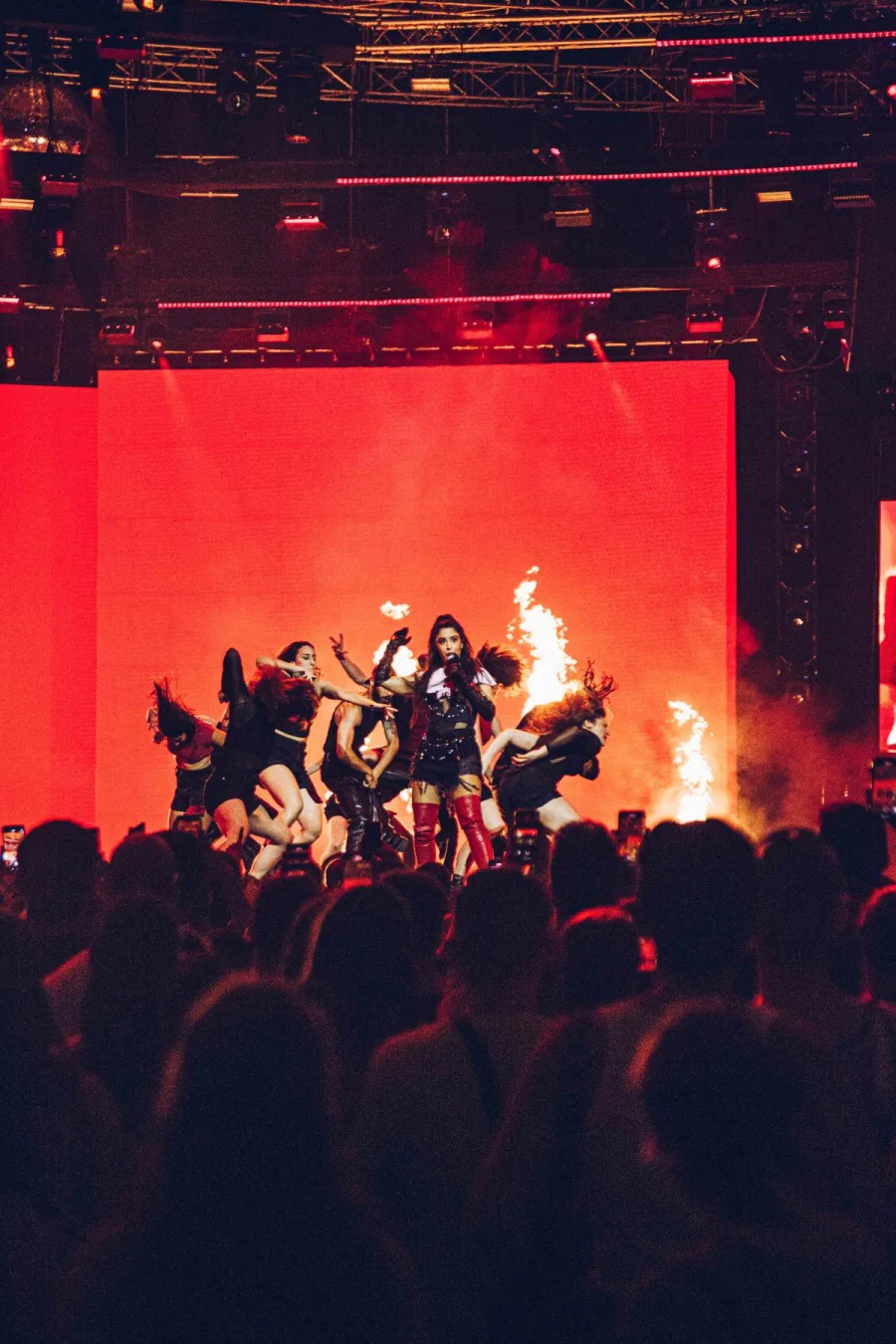 Η Μαρίνα Σάττι στη σκηνή των Mad VMA 2023 με χορευτές και εφέ φωτιάς.