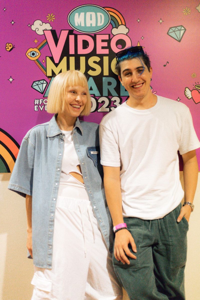 Η Τάμτα και ο Good Job Nicky μπροστά από το λογότυπο των Mad VMA 2023.