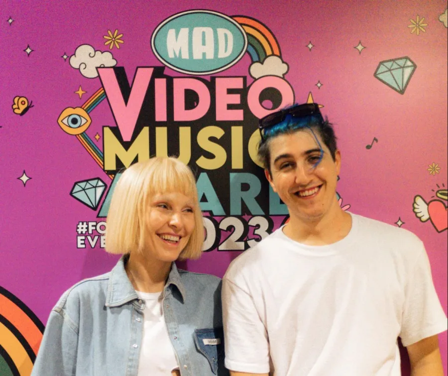 Η Τάμτα και ο Good Job Nicky μπροστά από το λογότυπο των Mad VMA 2023.