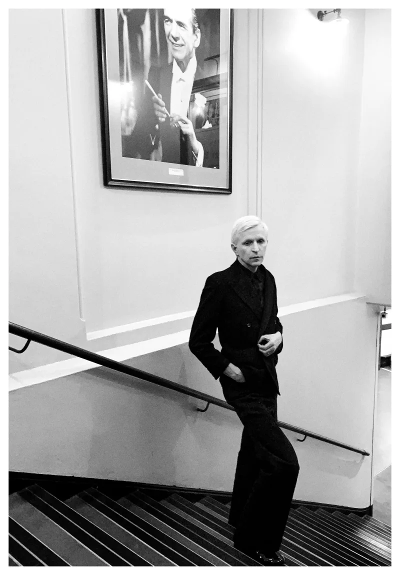 Ο Jay Jay Johanson σε σκάλα δίπλα σε κάδρο.