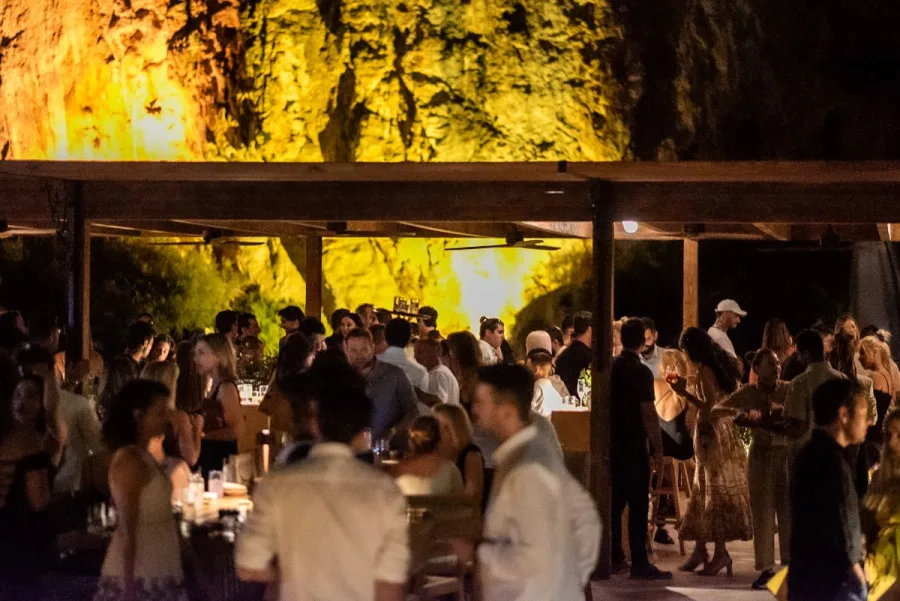 Κόσμος σε opening party εστιατορίου στη Λίμνη Βουλιαγμένης.