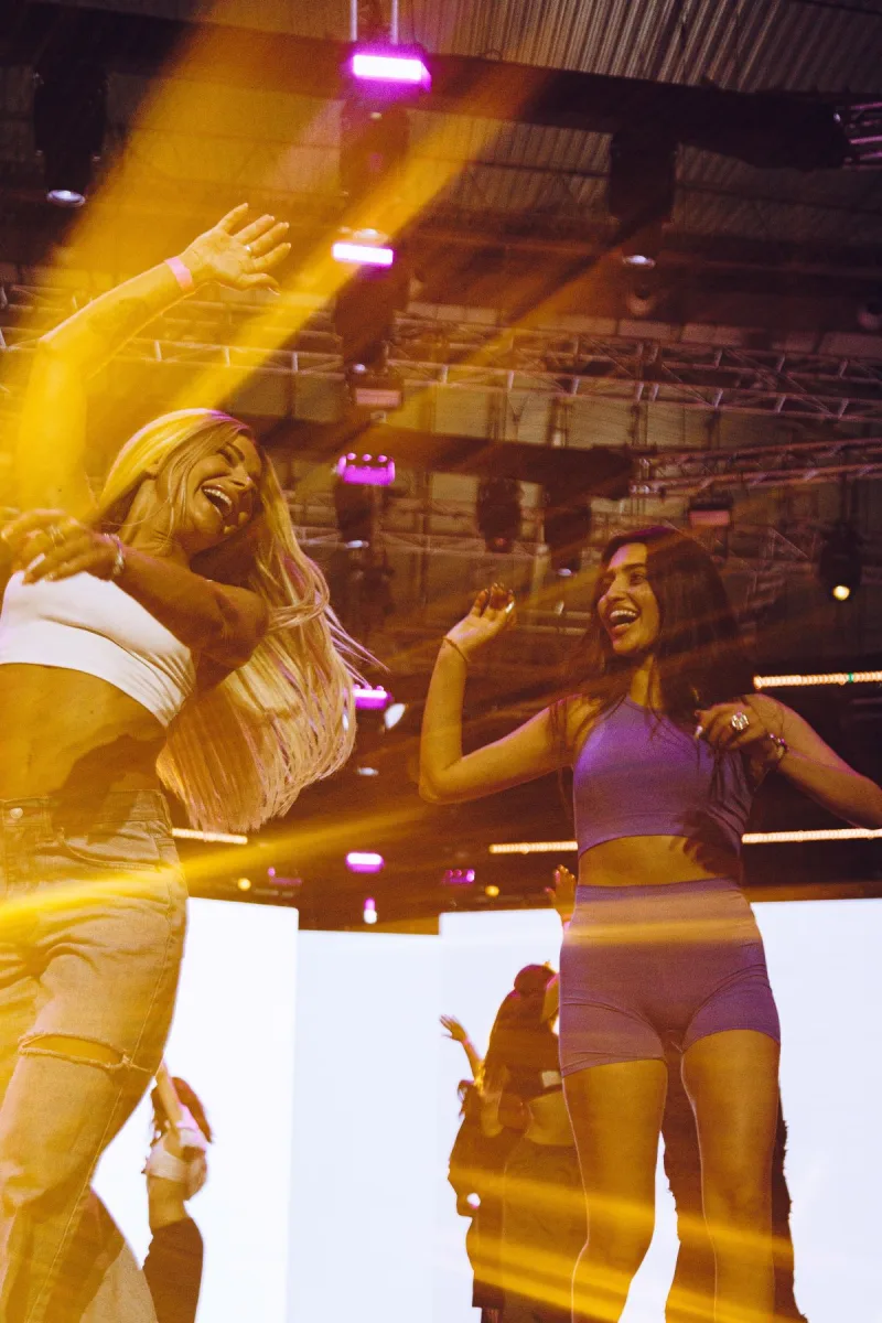 Η Αναστασία και η Josephine στη σκηνή των Mad VMA 2023.