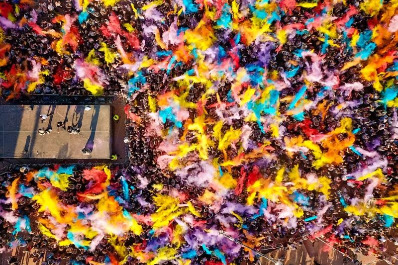 Πανοραμική άποψη πλήθους στο Colourday Festival με χρωματιστή σκόνη.