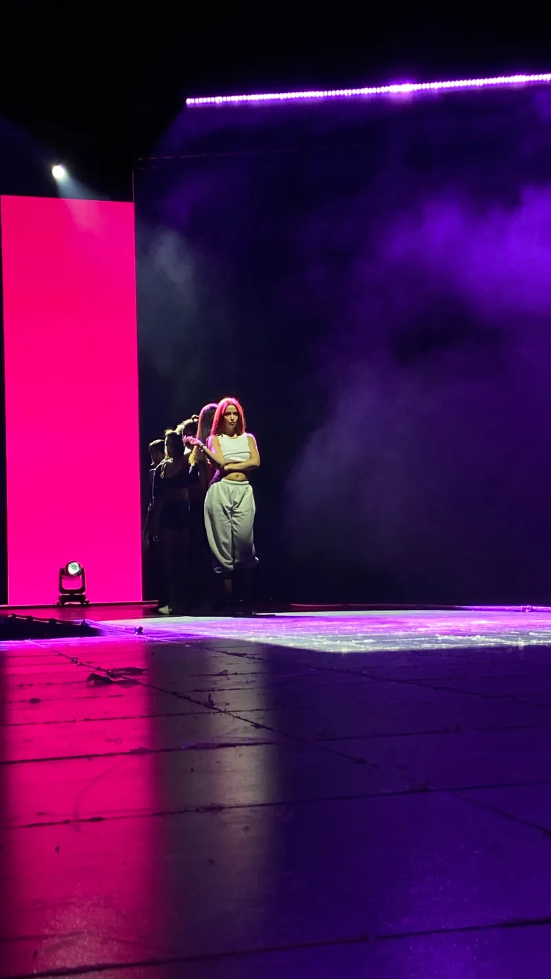 Η Ελένη Φουρέιρα στη σκηνή των Mad VMA 2023.