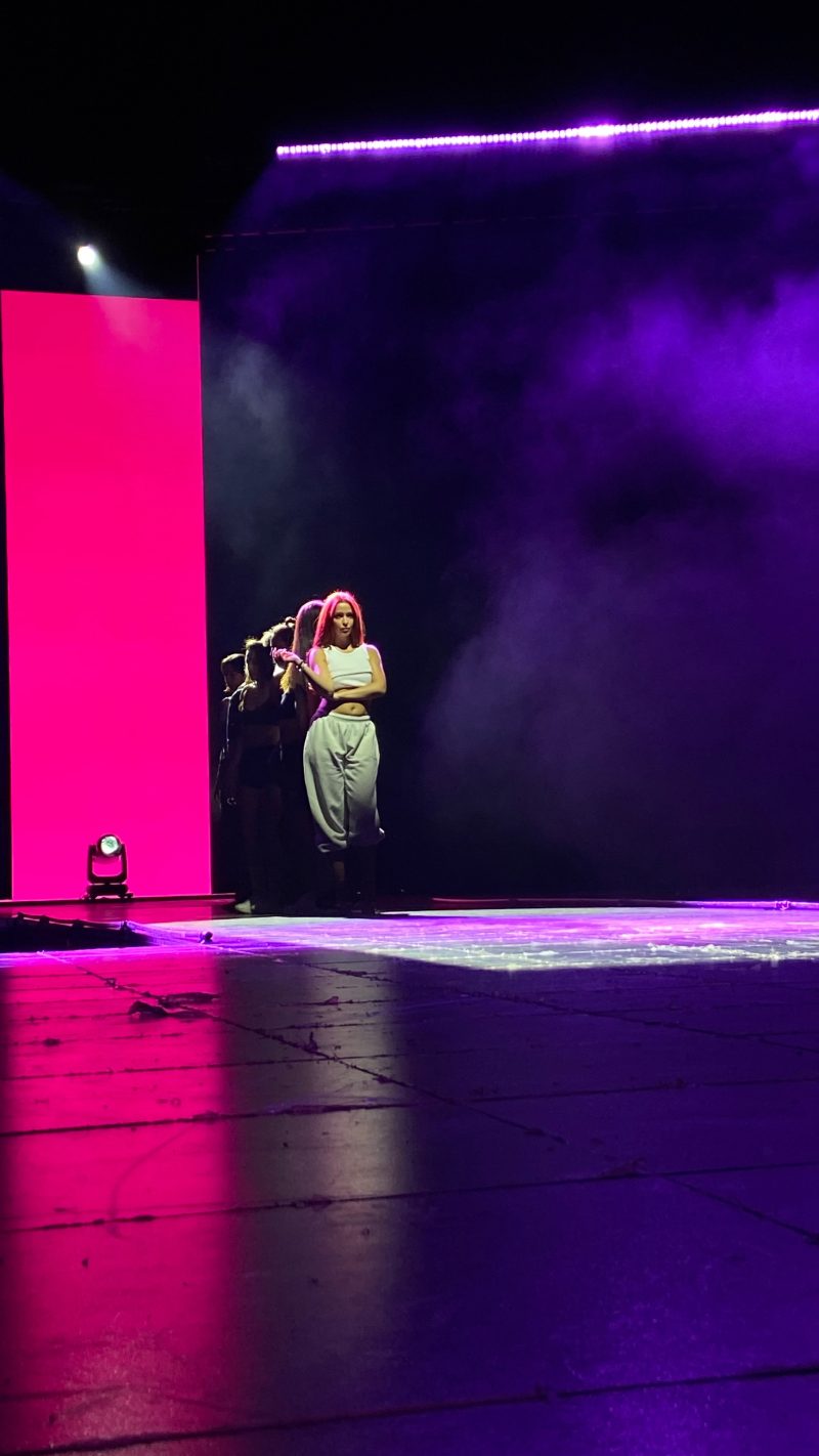 Η Ελένη Φουρέιρα στη σκηνή των Mad VMA 2023.