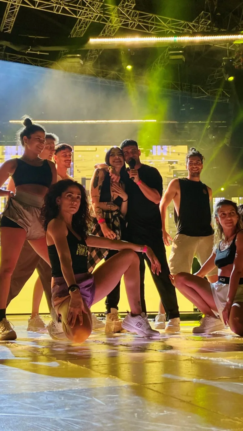 Ο Πέτρος Ιακωβίδης και η Foxy Lee στη σκηνή των Mad VMA 2023 μαζί με ομάδα χορευτών.