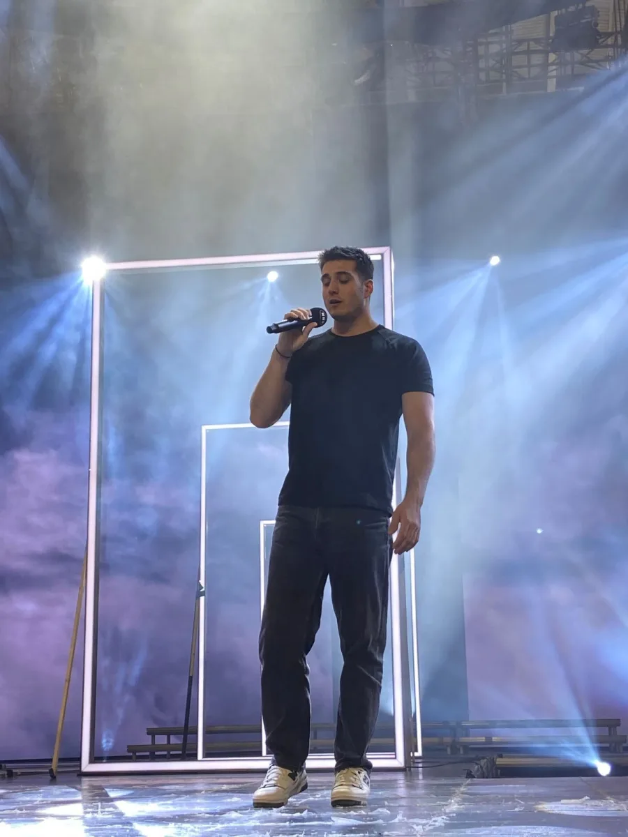 Ο Γιώργος Κακοσαίος στη σκηνή των Mad VMA 2023.