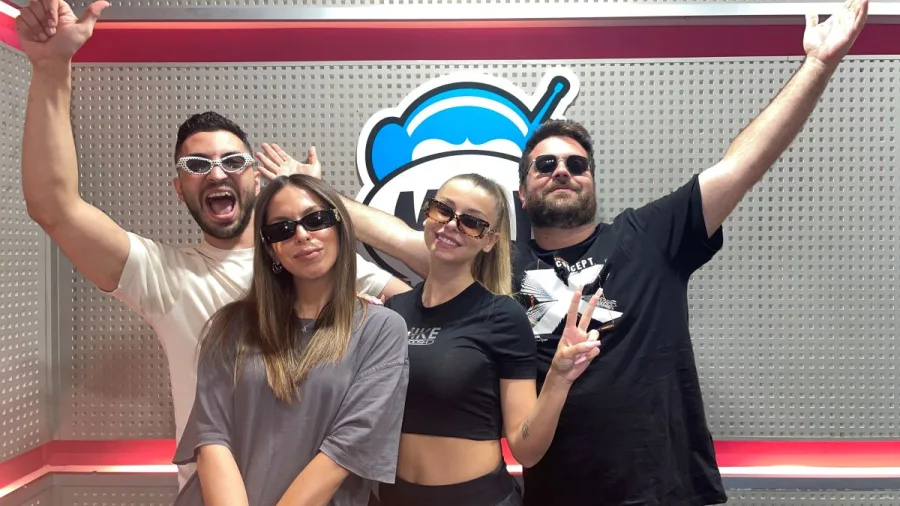Η Modern Cinderella με τους παραγωγούς της εκπομπής Τα Καμένα Βούρλα στο Mad Radio 106,2.