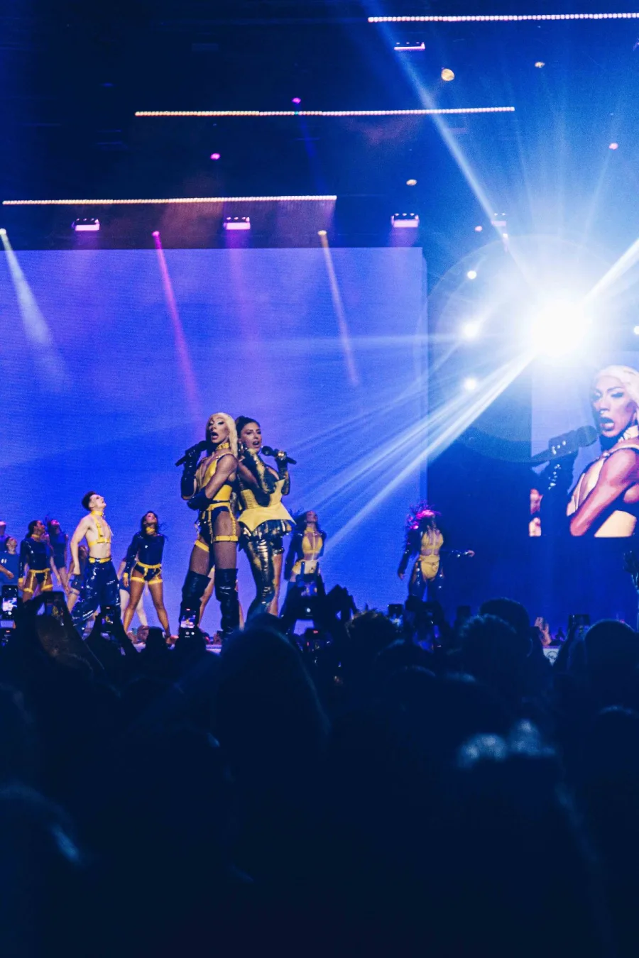 Η Έλενα Παπαρίζου και η Holly Grace στη σκηνή των Mad VMA 2023.