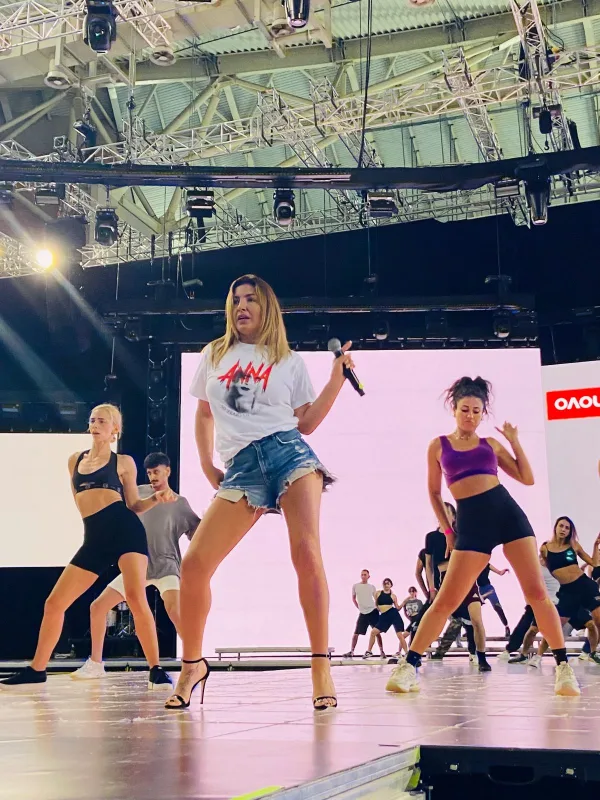 Η Έλενα Παπαρίζου σε πρόβες για τα Mad VMA 2023.