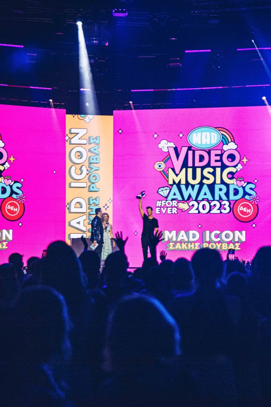 Ο Σάκης Ρουβάς στη σκηνή των Mad VMA 2023 παραλαμβάνοντας το βραβείο Mad Icon.