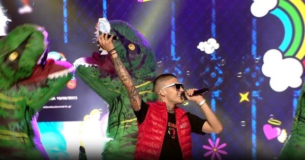 Mad VMA 2023 από τη ΔΕΗ: Η μεγάλη στιγμή που ο Trannos παραλαμβάνει το… περσινό του βραβείο!