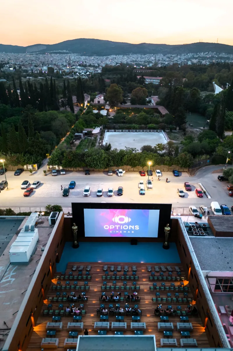 Πανοραμική άποψη του θερινού κινηματογράφου Options Open Air Cinema στο Γαλάτσι.