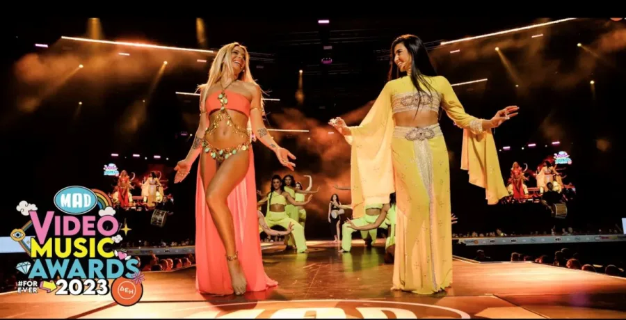 Η Αναστασία και η Josephine στη σκηνή των Mad VMA 2023.