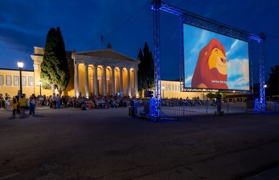 Υπαίθρια προβολή της ταινίας Lion King στο Athens Open Air Film Festival μπροστά από το Ζάππειο.