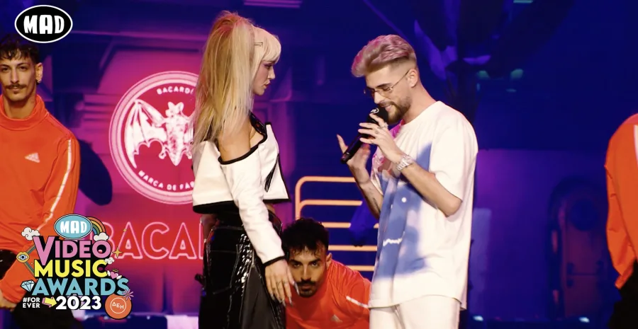 Ο FY και η Τάνια Μπρεάζου στη σκηνή των Mad VMA 2023.