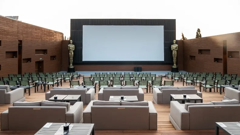 Ο θερινός κινηματογράφος Options Open Air Cinema με καναπέδες και μεγάλη οθόνη.