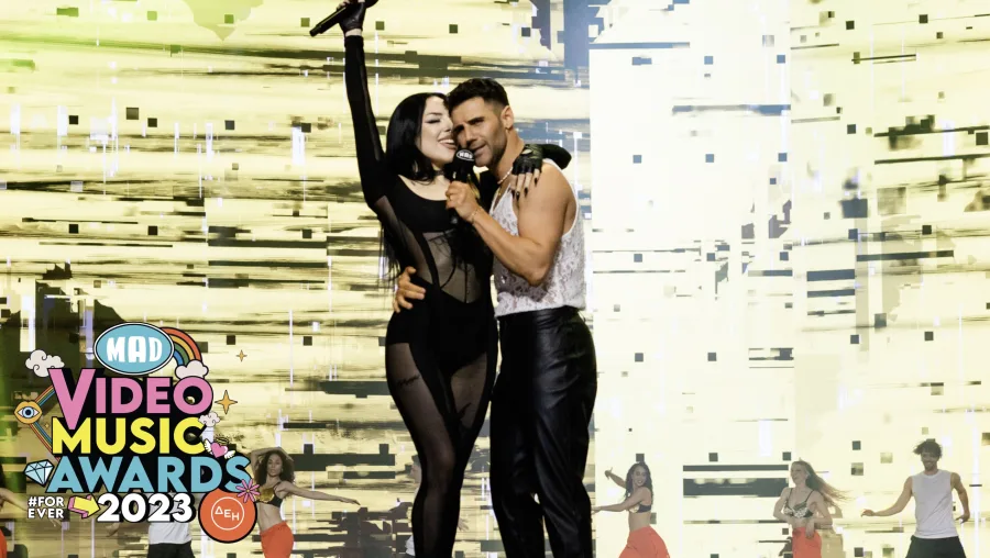 Ο Πέτρος Ιακωβίδης και η Foxy Lee στη σκηνή των Mad VMA 2023.