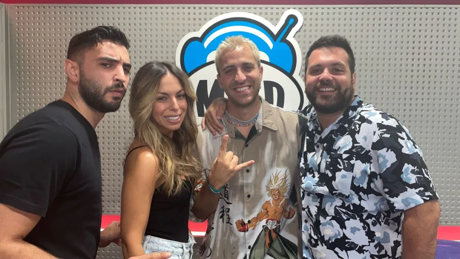 Τέσσερα άτομα ποζάρουν στο στούντιο του Mad Radio 106,2.