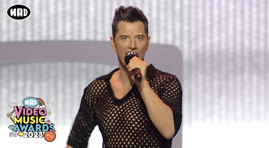 Ο Σάκης Ρουβάς στη σκηνή των Mad Video Music Awards 2023.