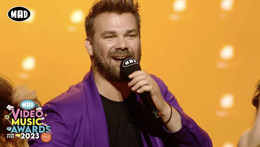 Ο Γιώργος Σαμπάνης στη σκηνή των Mad Video Music Awards 2023.