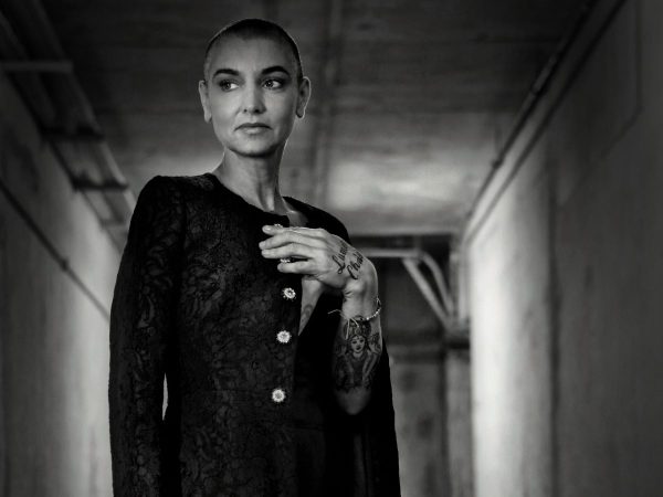 Έφυγε από τη ζωή η τραγουδίστρια Sinead O’Connor