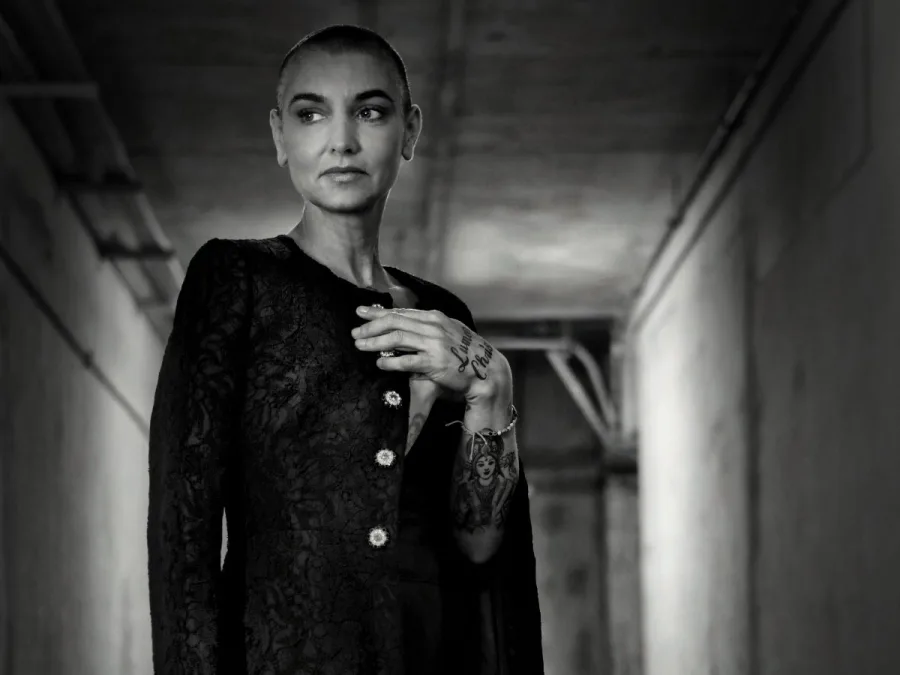 Η Sinead O’Connor σε ασπρόμαυρο πορτρέτο