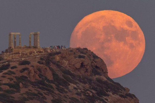 Μπλε Πανσέληνος: «Μάγεψε» η δεύτερη «υπερπανσέληνος» του Αυγούστου