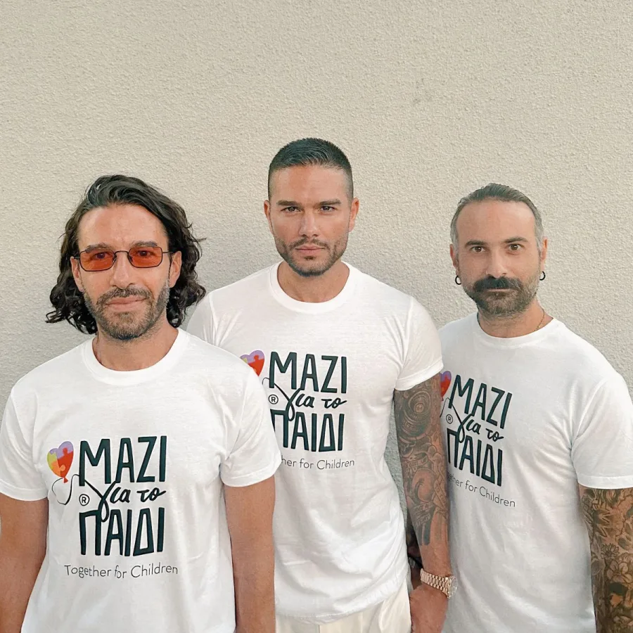 Το συγκρότημα ΜΕΛΙSSES με λευκά t-shirts της Ένωσης «Μαζί για το Παιδί».