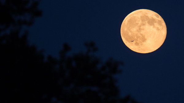 Πανσέληνος Αυγούστου: Ένα σπάνιο αστρονομικό φαινόμενο με δύο «υπερπανσέληνους»