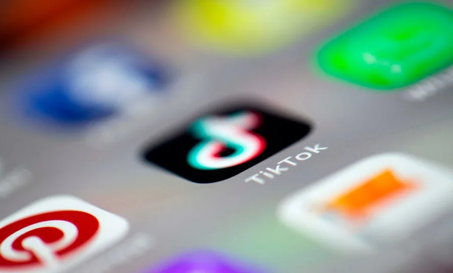 Το εικονίδιο της εφαρμογής TikTok σε οθόνη κινητού τηλεφώνου.