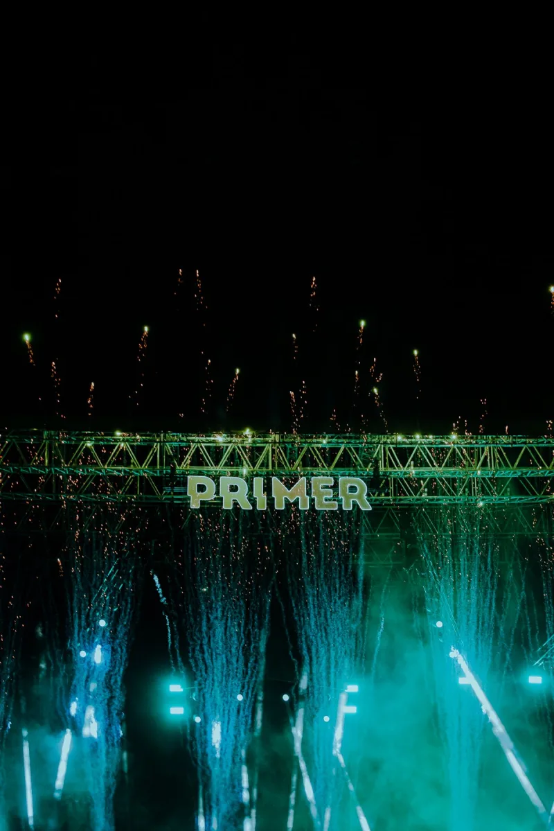Η σκηνή του Primer Music Festival με την επιγραφή PRIMER και πυροτεχνήματα.