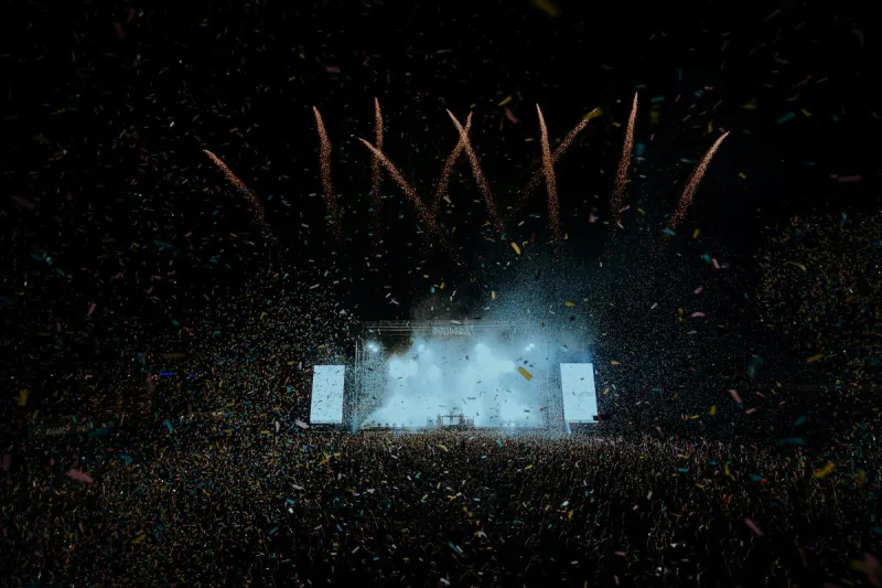 Στιγμιότυπο από το PRIMER Music Festival 2023 με πυροτεχνήματα και κομφετί.
