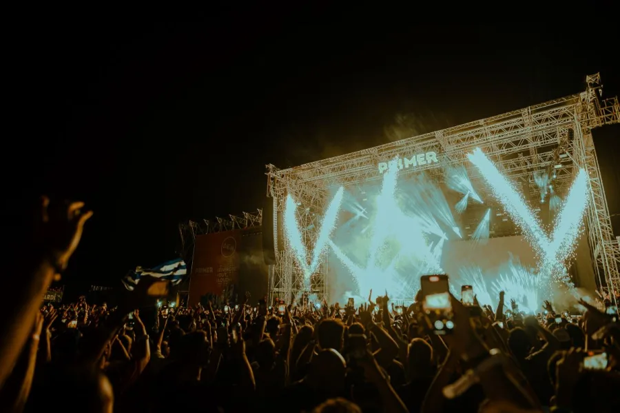 Στιγμιότυπο από το PRIMER Music Festival 2023 με πυροτεχνήματα και πλήθος κόσμου.