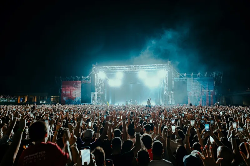 Πλήθος κόσμου σε συναυλία του Primer Music Festival 2023 τη νύχτα.