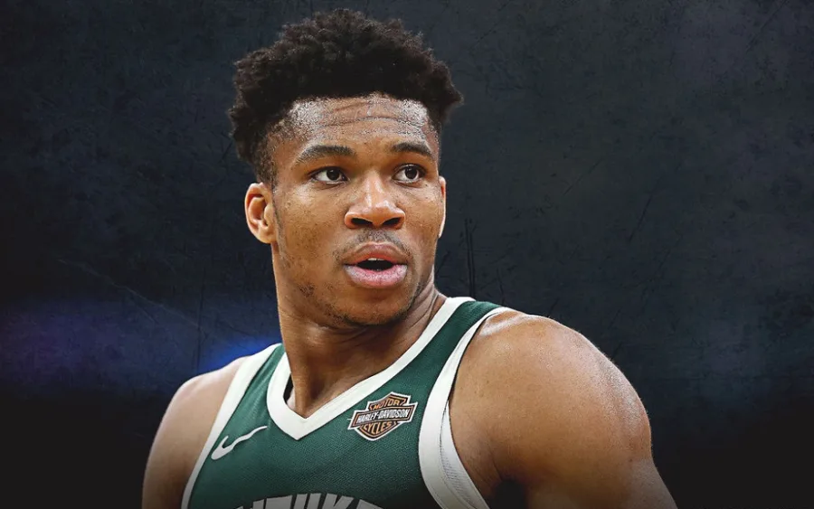 Ο Γιάννης Αντετοκούνμπο με τη φανέλα των Milwaukee Bucks.
