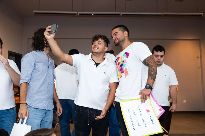 Μέλη του συγκροτήματος ΜΕΛΙSSES σε επίσκεψη στο Ίδρυμα Η Θεοτόκος.