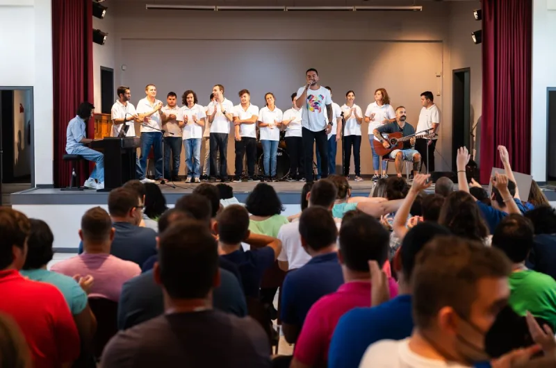 Οι ΜΕΛΙSSES στη σκηνή με μέλη του Ιδρύματος «Η Θεοτόκος».