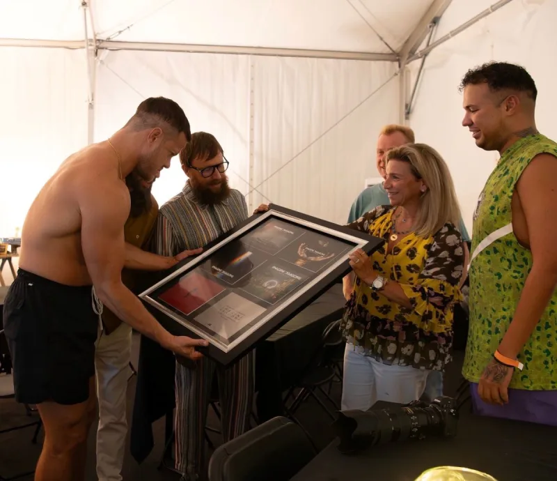Τα μέλη των Imagine Dragons παραλαμβάνουν τιμητική πλακέτα στην Ελλάδα.