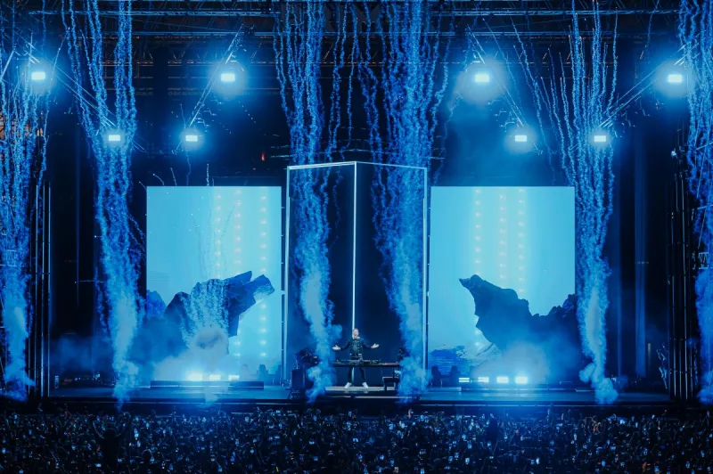 Καλλιτέχνης στη σκηνή του PRIMER Music Festival 2023 με μπλε εφέ.