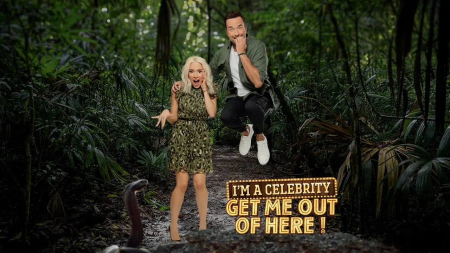 Παρουσιαστές του I'm a Celebrity Get Me Out Of Here σε σκηνικό ζούγκλας.
