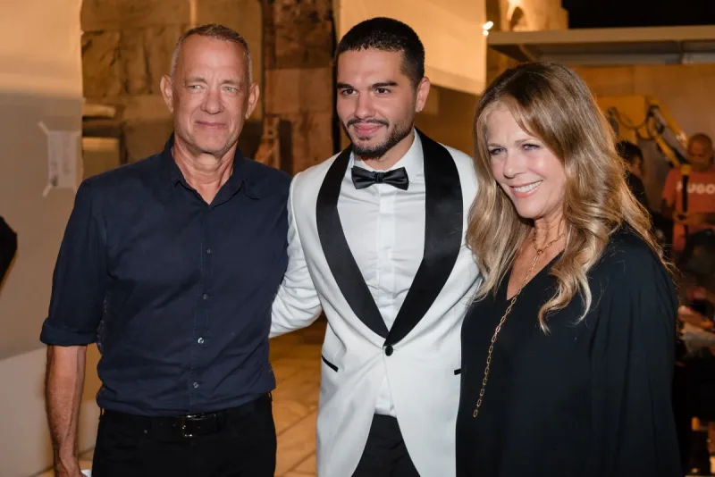 Ο Tom Hanks, ο Χρήστος Μάστορας και η Rita Wilson ποζάρουν μαζί.