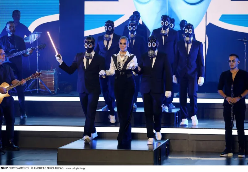 Τραγουδίστρια στη σκηνή των Panik Concert 2023 πλαισιωμένη από χορευτές με μάσκες αερίων.