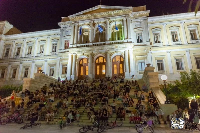 Πλήθος κόσμου στα σκαλιά του Δημαρχείου Σύρου για το Animasyros 2023.