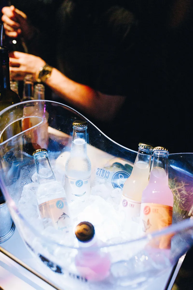 Μπουκάλια Three Cents σε παγοκύστη στο Kick-Off Party του MadWalk 2023.