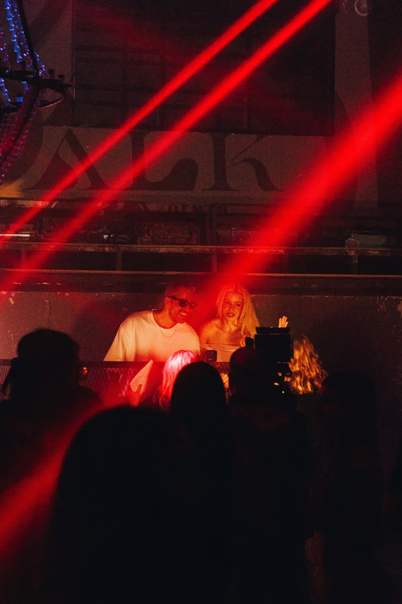 Δύο καλλιτέχνες σε DJ booth κατά τη διάρκεια του MadWalk 2023 Kick-Off Party.