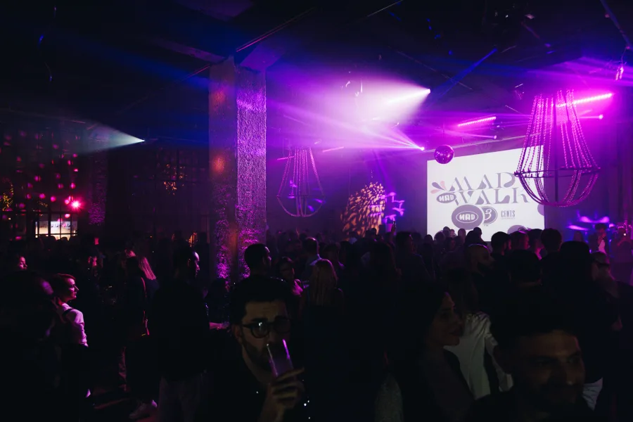 Πλήθος κόσμου στο Kick-Off Party του MadWalk 2023 by Three Cents.