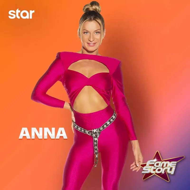 Η Άννα από το Fame Story με φούξια ολόσωμη φόρμα.